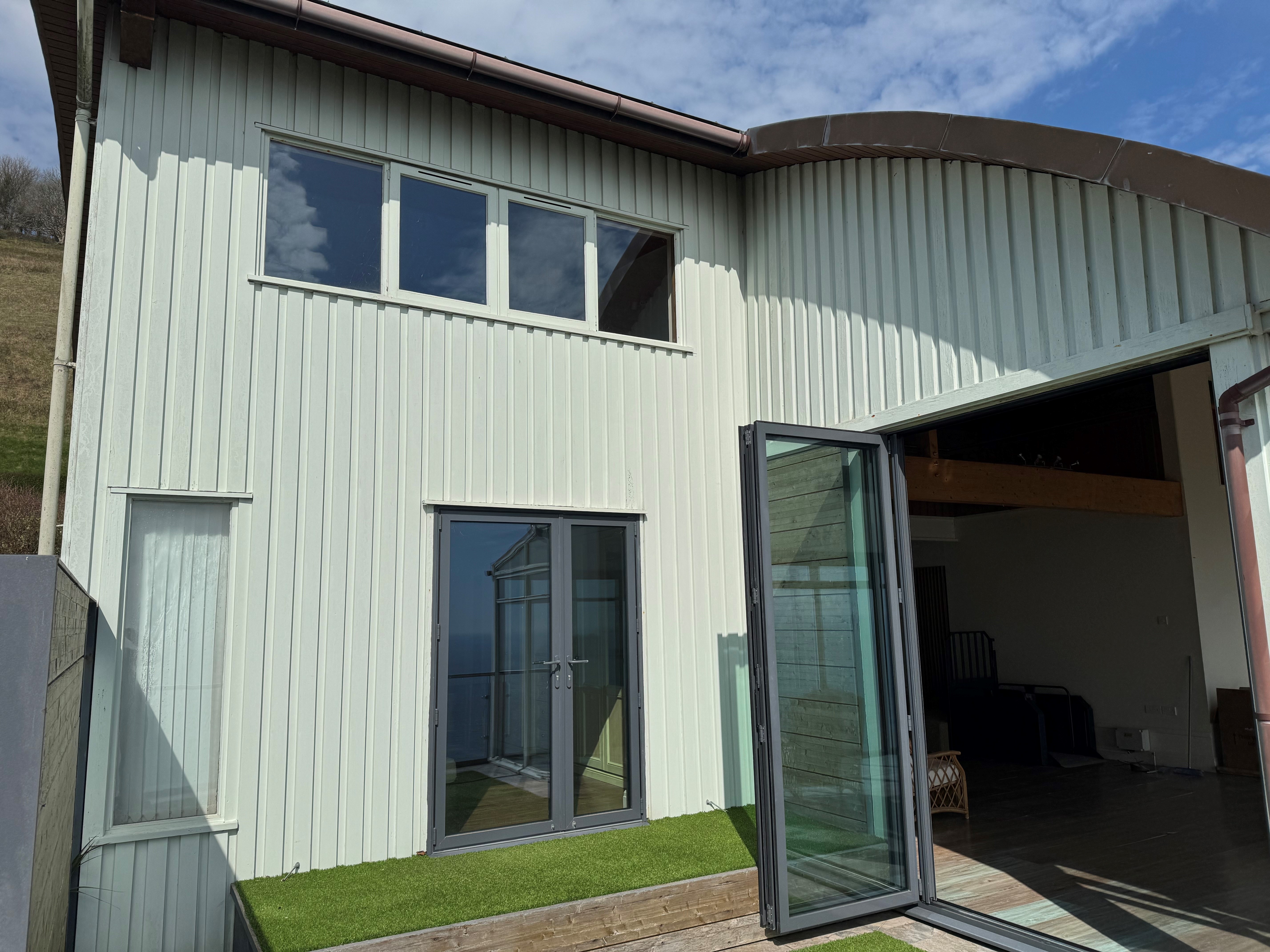 Lot: 106 - UNIQUE PROPERTY WITH STUNNING SEA VIEWS OVER THE ENGLISH CHANNEL -